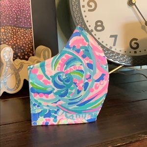 Lilly Pulitzer Accessories - Multi Dream Team Lilly print Face Mask Lilly Pulitzer Accessories - Multi Dream Team Lilly print Face Mask